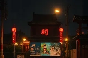 《第三封信》旧木桌与未拆信封封面