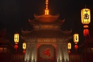 《春分之后》校园操场与树影封面
